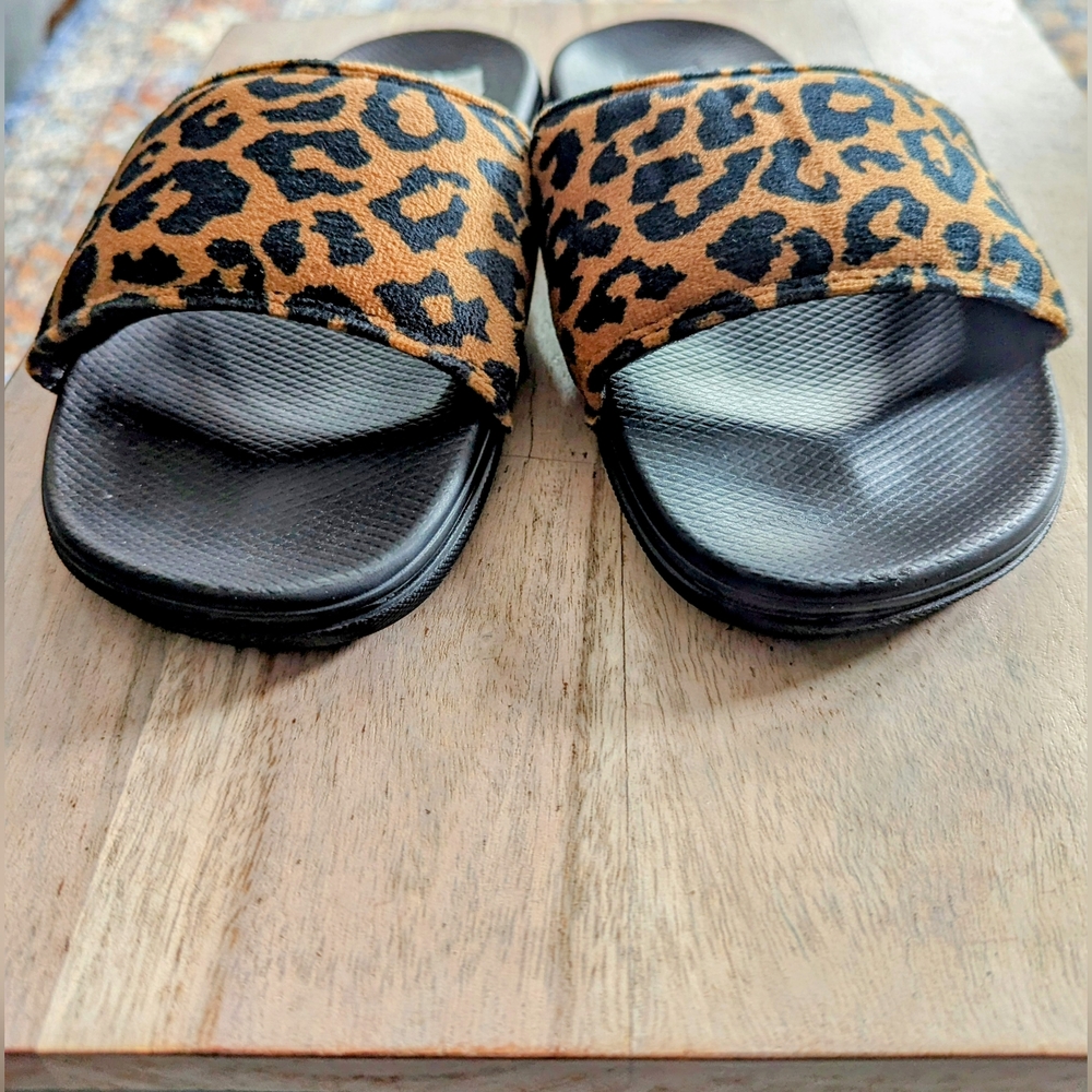 🆕 Vans girls leopard slides